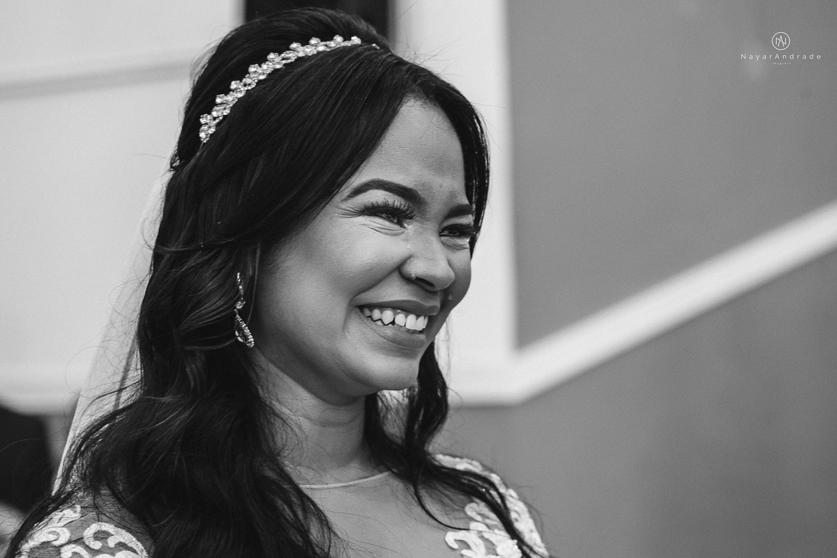 casamento feito na igreja assembleia de Deus e festa no salao, noivo de terno azul noiva de cabelo solto estilo romantica e fotos ao ar livre com por do sol muito amor familia envolvido buffet e decoracao em estilo rustico