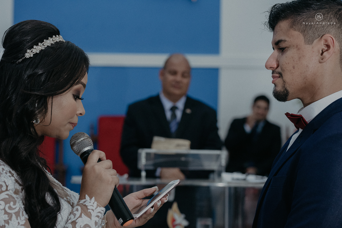 casamento feito na igreja assembleia de Deus e festa no salao, noivo de terno azul noiva de cabelo solto estilo romantica e fotos ao ar livre com por do sol muito amor familia envolvido buffet e decoracao em estilo rustico