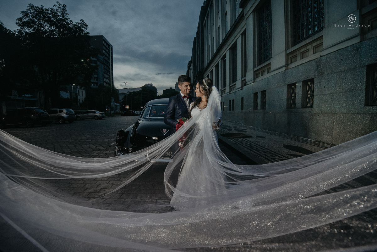 casamento feito na igreja assembleia de Deus e festa no salao, noivo de terno azul noiva de cabelo solto estilo romantica e fotos ao ar livre com por do sol muito amor familia envolvido buffet e decoracao em estilo rustico