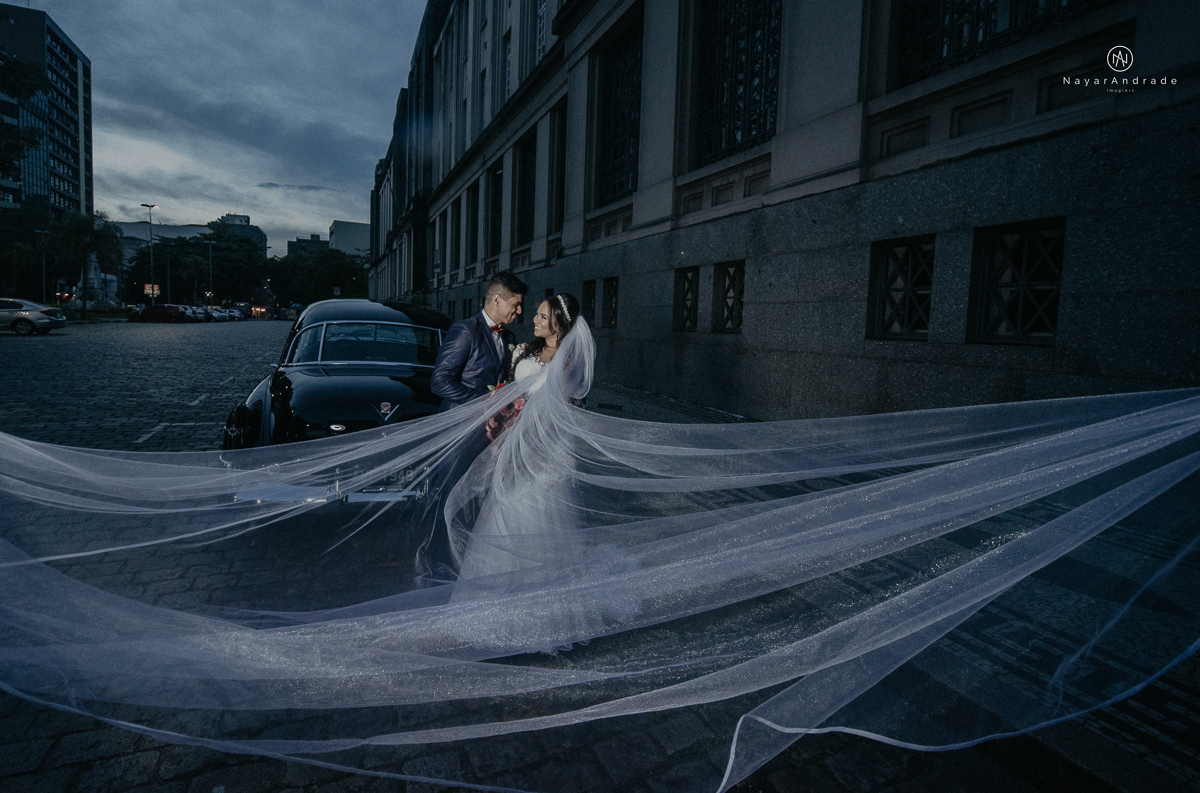 casamento feito na igreja assembleia de Deus e festa no salao, noivo de terno azul noiva de cabelo solto estilo romantica e fotos ao ar livre com por do sol muito amor familia envolvido buffet e decoracao em estilo rustico