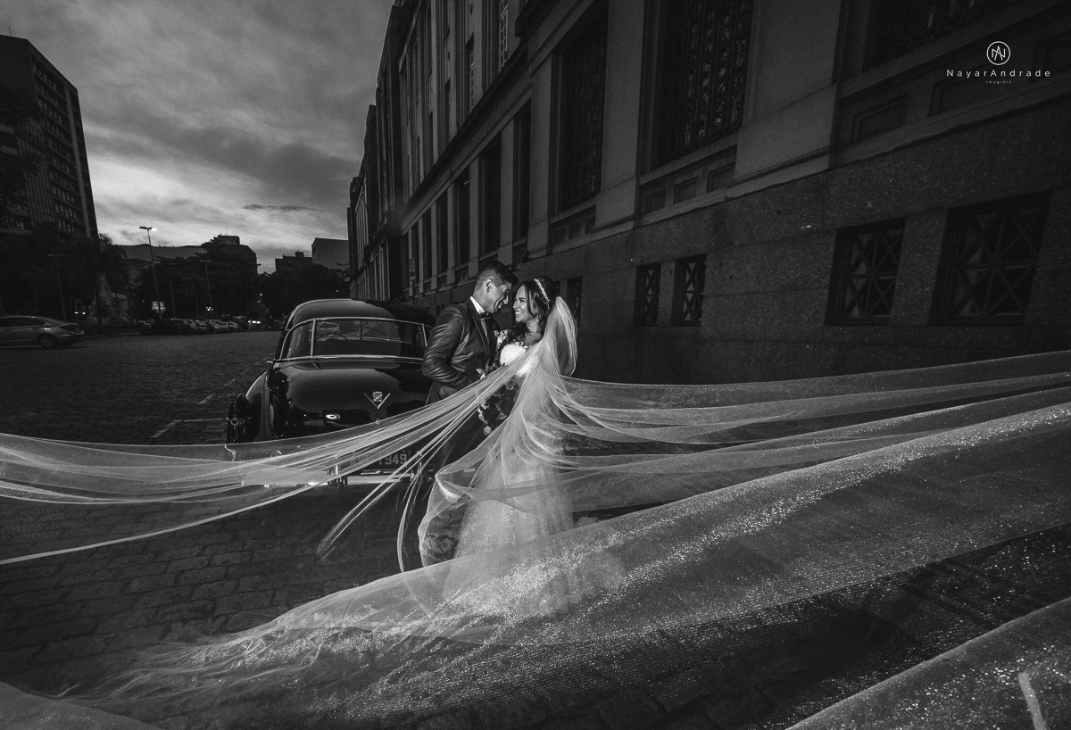casamento feito na igreja assembleia de Deus e festa no salao, noivo de terno azul noiva de cabelo solto estilo romantica e fotos ao ar livre com por do sol muito amor familia envolvido buffet e decoracao em estilo rustico