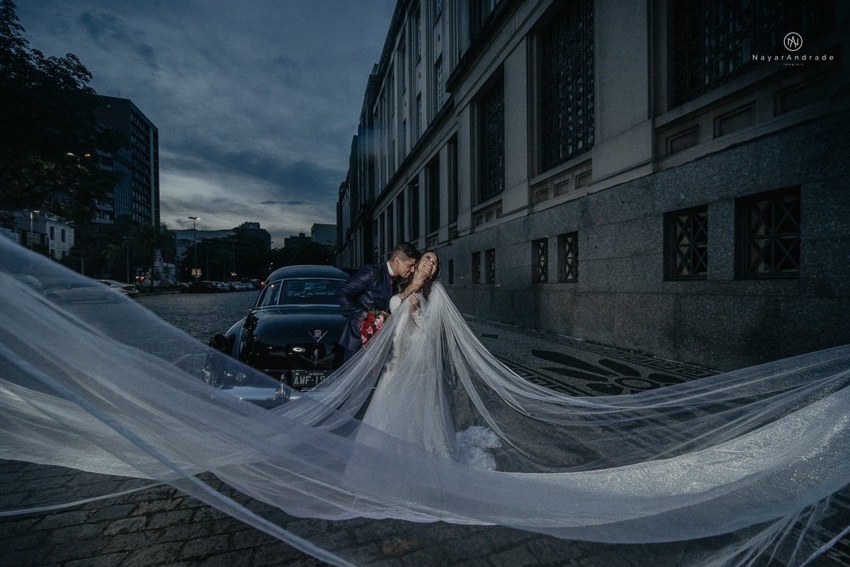 casamento feito na igreja assembleia de Deus e festa no salao, noivo de terno azul noiva de cabelo solto estilo romantica e fotos ao ar livre com por do sol muito amor familia envolvido buffet e decoracao em estilo rustico