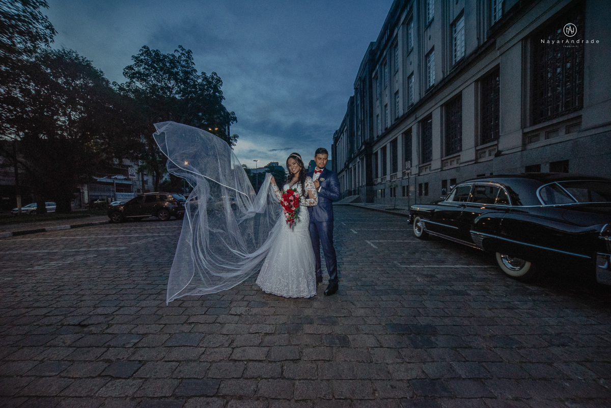 casamento feito na igreja assembleia de Deus e festa no salao, noivo de terno azul noiva de cabelo solto estilo romantica e fotos ao ar livre com por do sol muito amor familia envolvido buffet e decoracao em estilo rustico