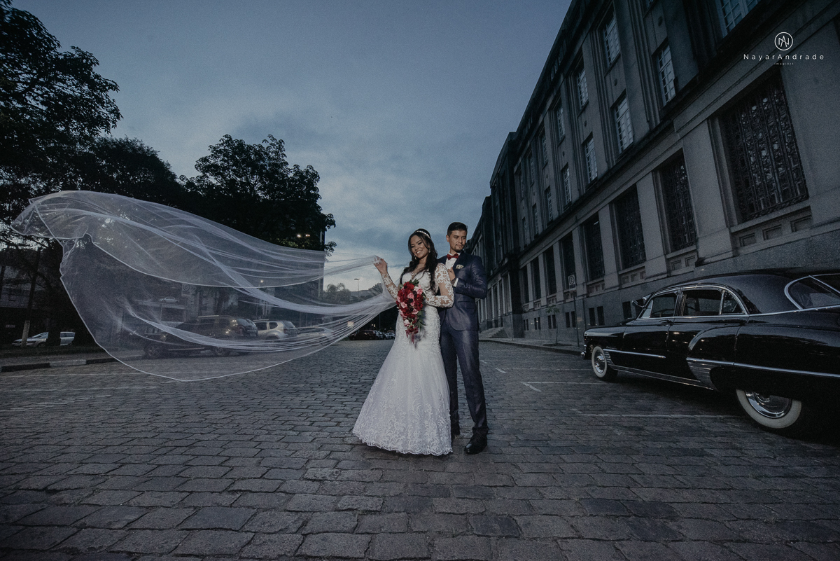 casamento feito na igreja assembleia de Deus e festa no salao, noivo de terno azul noiva de cabelo solto estilo romantica e fotos ao ar livre com por do sol muito amor familia envolvido buffet e decoracao em estilo rustico