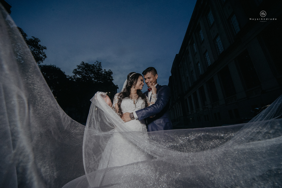 casamento feito na igreja assembleia de Deus e festa no salao, noivo de terno azul noiva de cabelo solto estilo romantica e fotos ao ar livre com por do sol muito amor familia envolvido buffet e decoracao em estilo rustico
