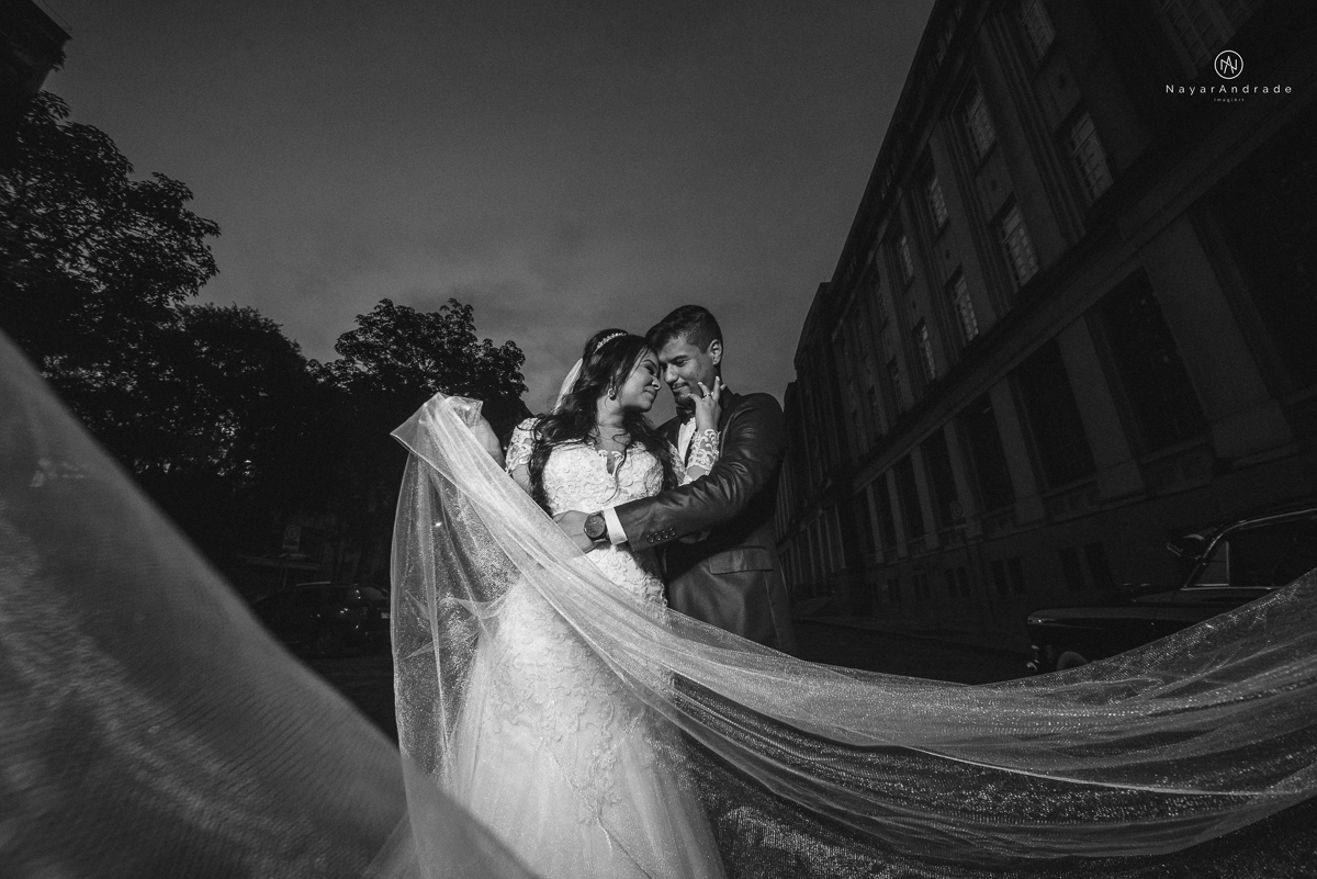 casamento feito na igreja assembleia de Deus e festa no salao, noivo de terno azul noiva de cabelo solto estilo romantica e fotos ao ar livre com por do sol muito amor familia envolvido buffet e decoracao em estilo rustico