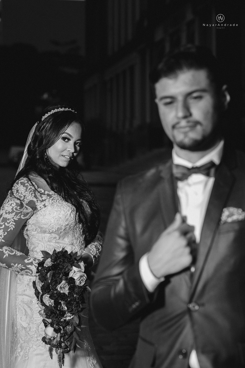 casamento feito na igreja assembleia de Deus e festa no salao, noivo de terno azul noiva de cabelo solto estilo romantica e fotos ao ar livre com por do sol muito amor familia envolvido buffet e decoracao em estilo rustico