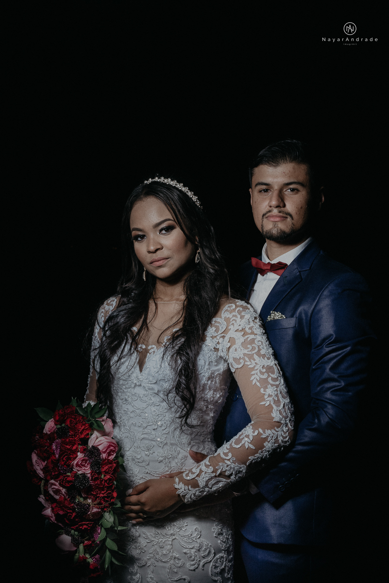 casamento feito na igreja assembleia de Deus e festa no salao, noivo de terno azul noiva de cabelo solto estilo romantica e fotos ao ar livre com por do sol muito amor familia envolvido buffet e decoracao em estilo rustico