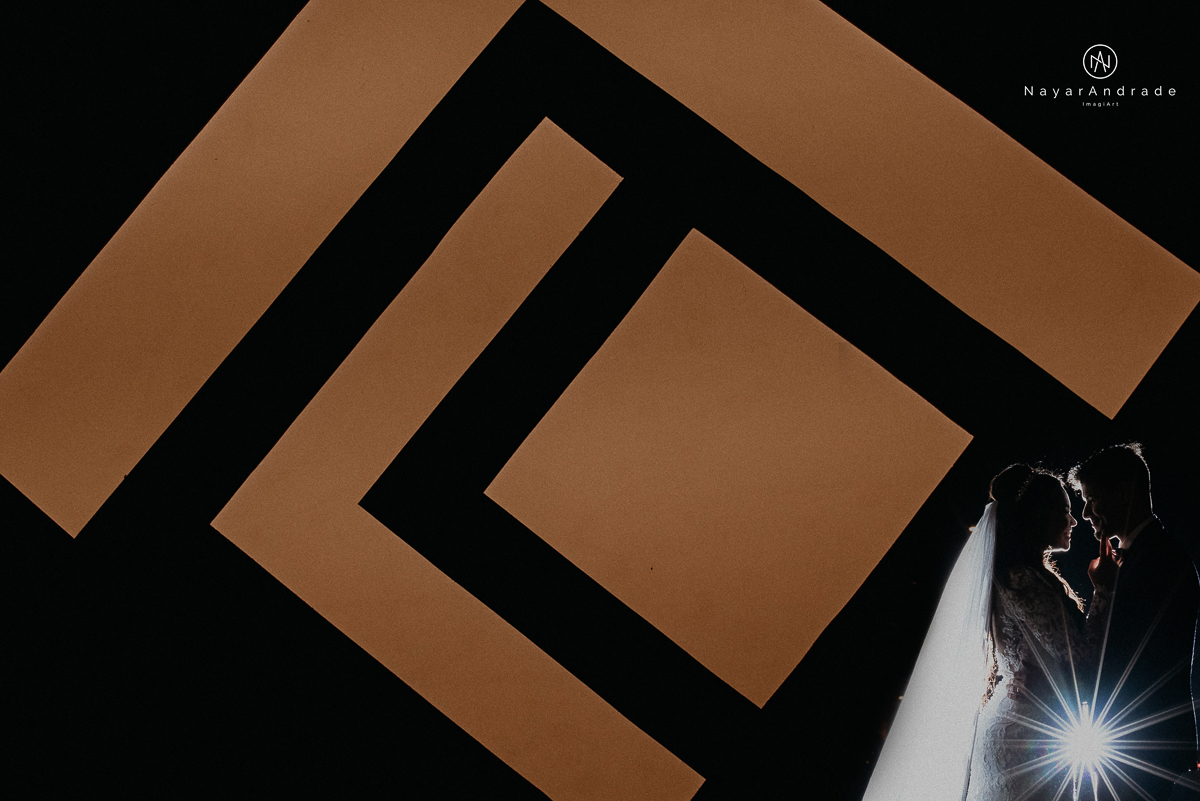 casamento feito na igreja assembleia de Deus e festa no salao, noivo de terno azul noiva de cabelo solto estilo romantica e fotos ao ar livre com por do sol muito amor familia envolvido buffet e decoracao em estilo rustico