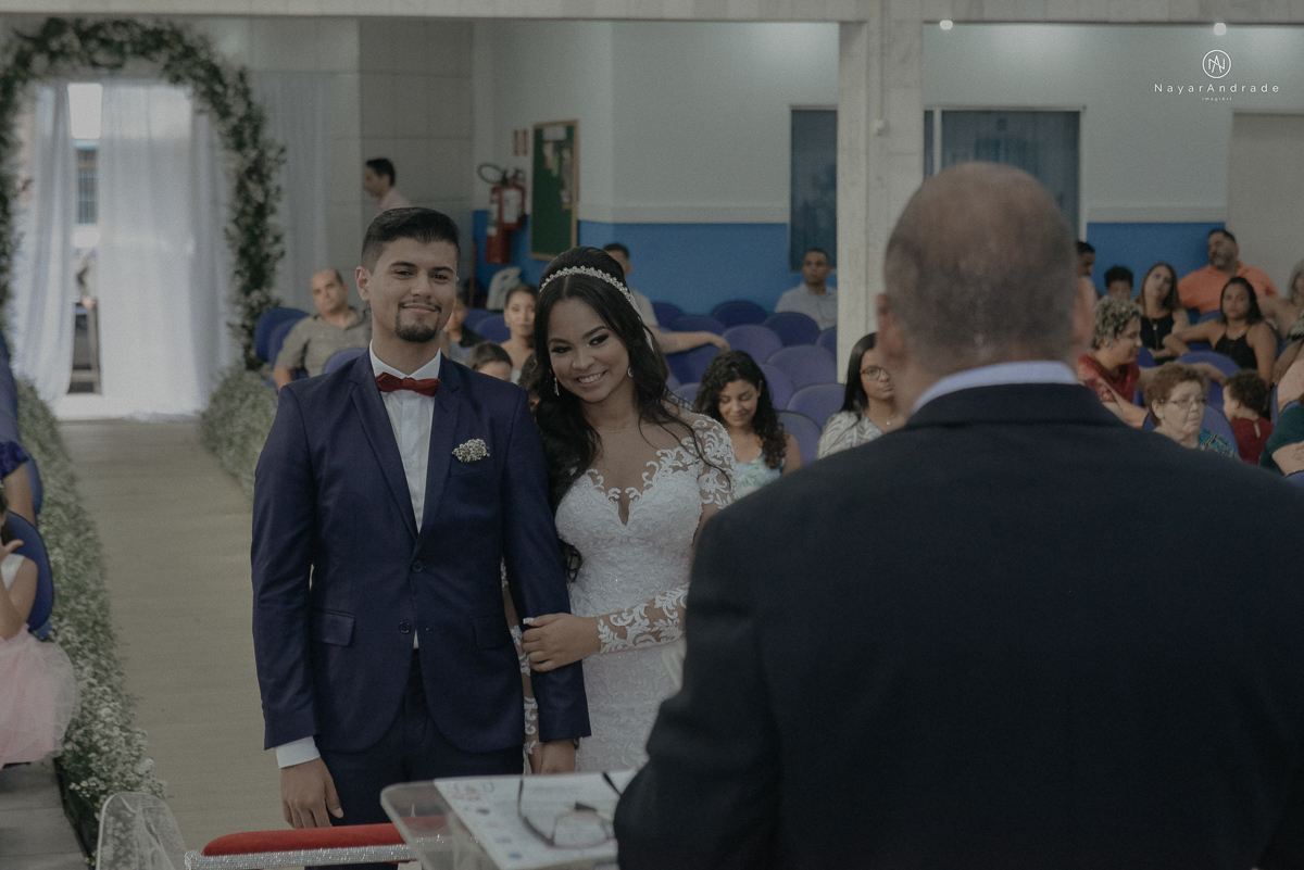 casamento feito na igreja assembleia de Deus e festa no salao, noivo de terno azul noiva de cabelo solto estilo romantica e fotos ao ar livre com por do sol muito amor familia envolvido buffet e decoracao em estilo rustico
