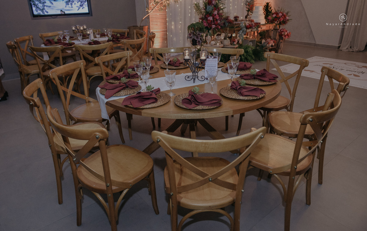 casamento feito na igreja assembleia de Deus e festa no salao, noivo de terno azul noiva de cabelo solto estilo romantica e fotos ao ar livre com por do sol muito amor familia envolvido buffet e decoracao em estilo rustico