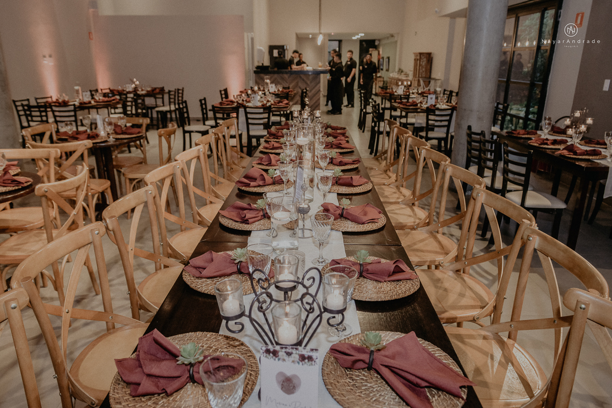casamento feito na igreja assembleia de Deus e festa no salao, noivo de terno azul noiva de cabelo solto estilo romantica e fotos ao ar livre com por do sol muito amor familia envolvido buffet e decoracao em estilo rustico