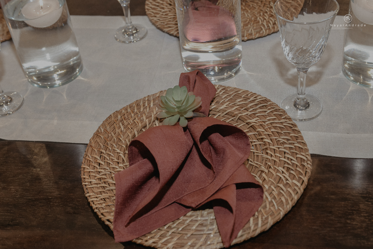 casamento feito na igreja assembleia de Deus e festa no salao, noivo de terno azul noiva de cabelo solto estilo romantica e fotos ao ar livre com por do sol muito amor familia envolvido buffet e decoracao em estilo rustico
