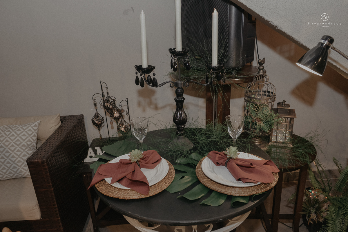 casamento feito na igreja assembleia de Deus e festa no salao, noivo de terno azul noiva de cabelo solto estilo romantica e fotos ao ar livre com por do sol muito amor familia envolvido buffet e decoracao em estilo rustico