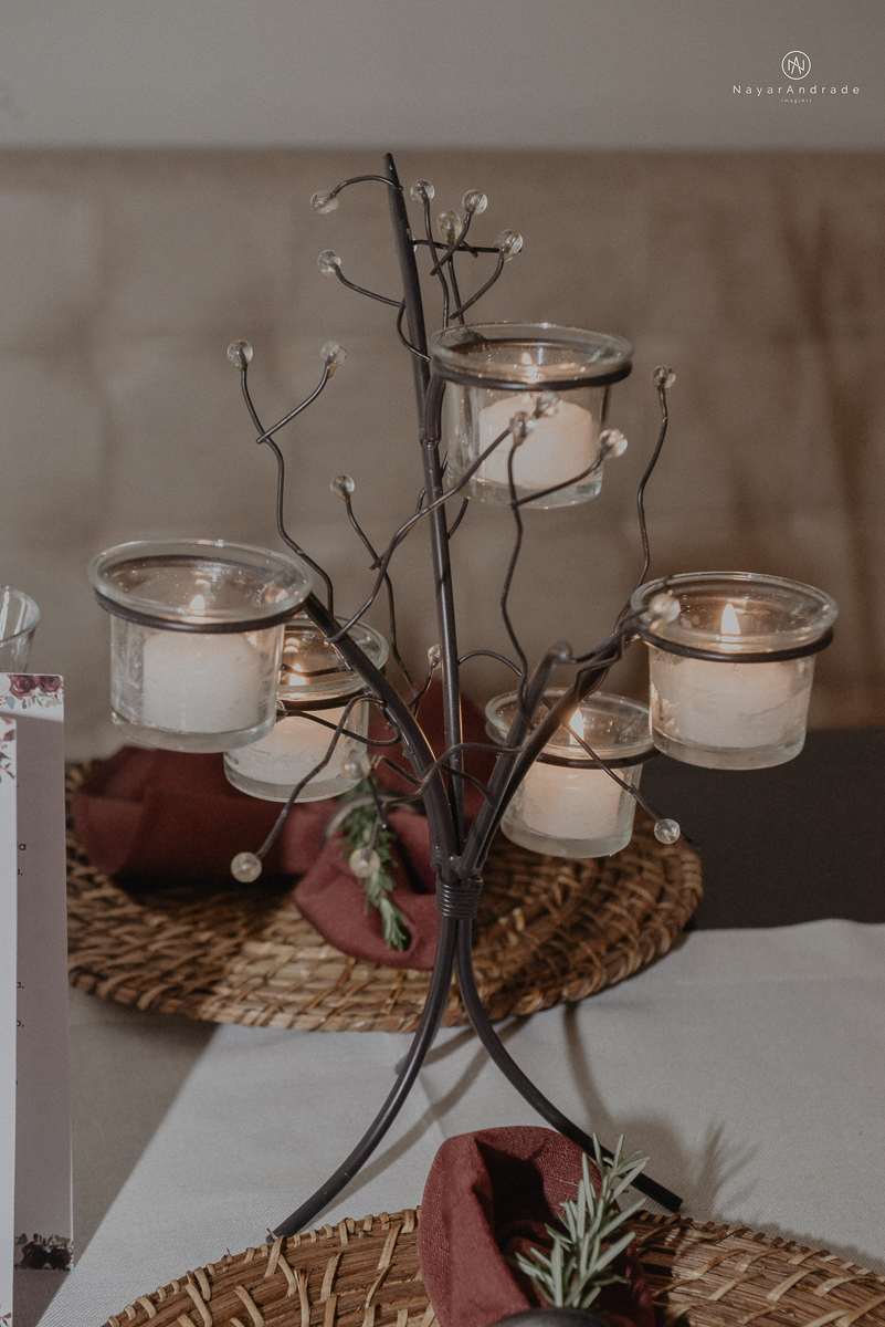 casamento feito na igreja assembleia de Deus e festa no salao, noivo de terno azul noiva de cabelo solto estilo romantica e fotos ao ar livre com por do sol muito amor familia envolvido buffet e decoracao em estilo rustico