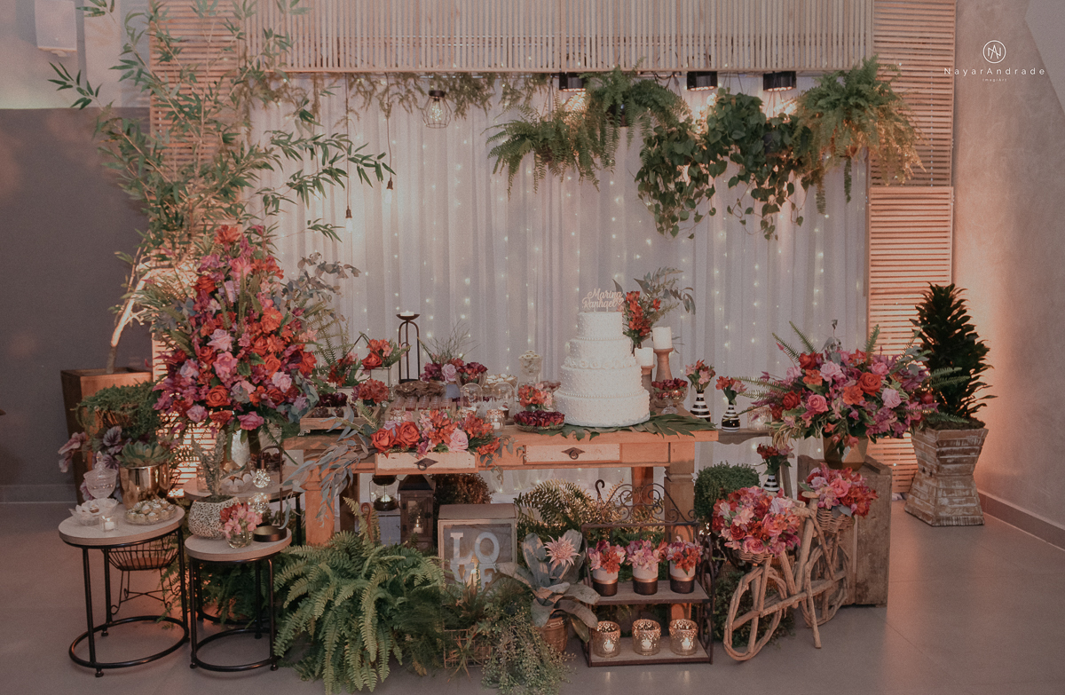 casamento feito na igreja assembleia de Deus e festa no salao, noivo de terno azul noiva de cabelo solto estilo romantica e fotos ao ar livre com por do sol muito amor familia envolvido buffet e decoracao em estilo rustico