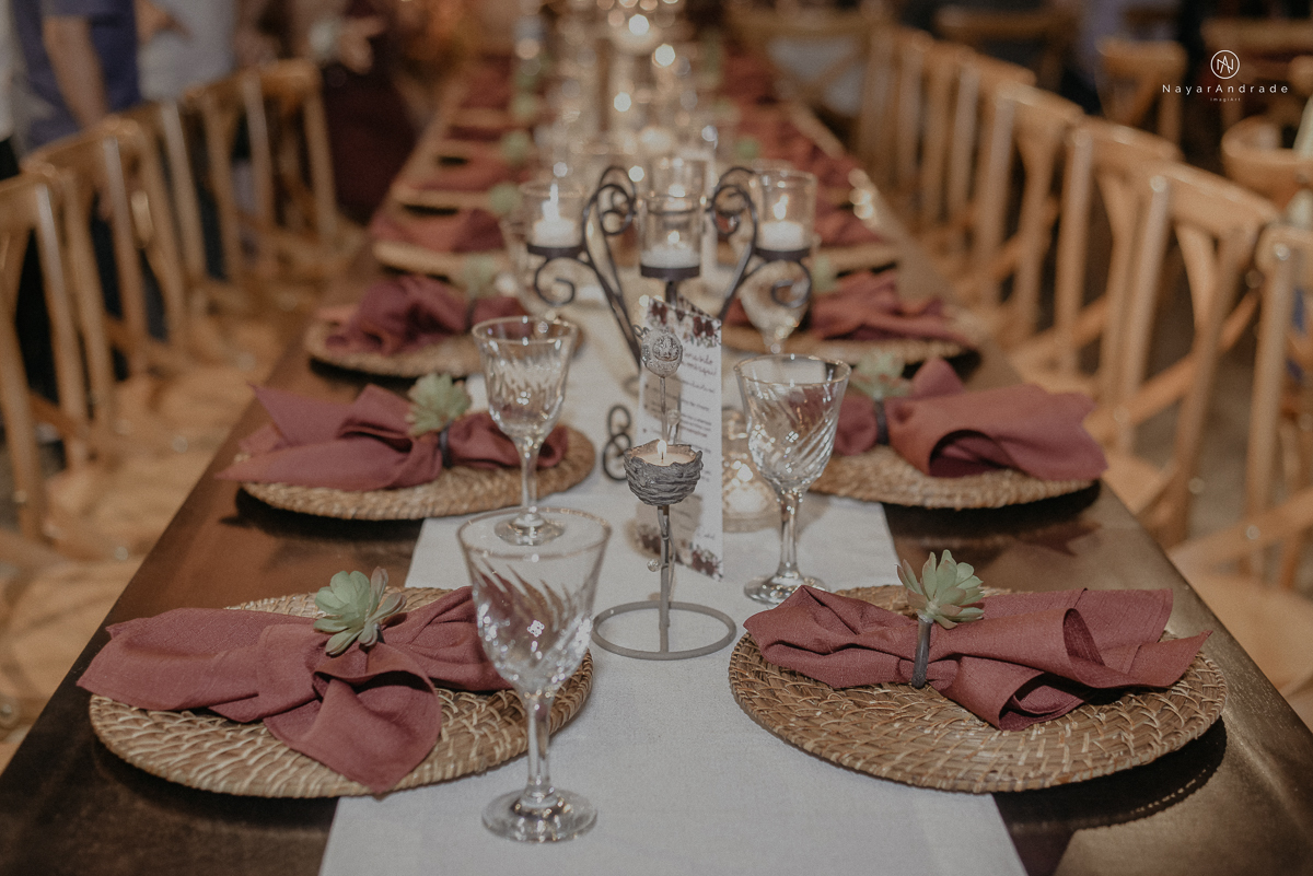 casamento feito na igreja assembleia de Deus e festa no salao, noivo de terno azul noiva de cabelo solto estilo romantica e fotos ao ar livre com por do sol muito amor familia envolvido buffet e decoracao em estilo rustico