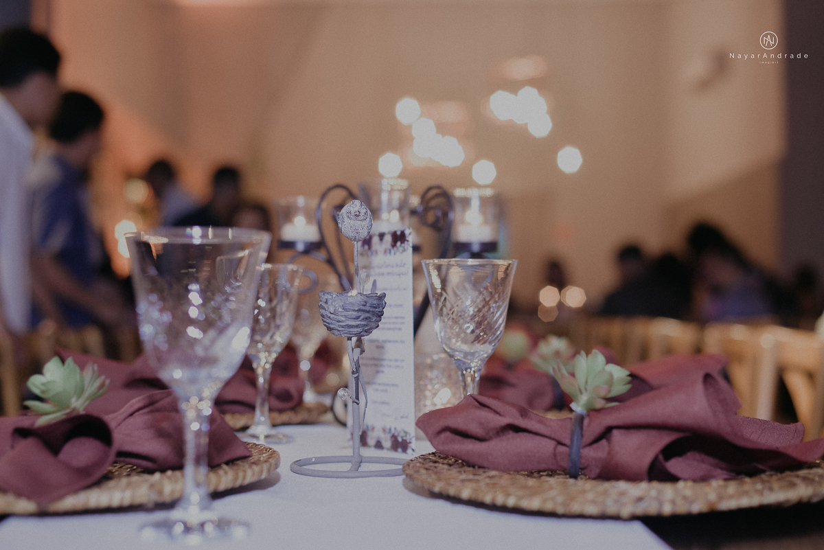 casamento feito na igreja assembleia de Deus e festa no salao, noivo de terno azul noiva de cabelo solto estilo romantica e fotos ao ar livre com por do sol muito amor familia envolvido buffet e decoracao em estilo rustico