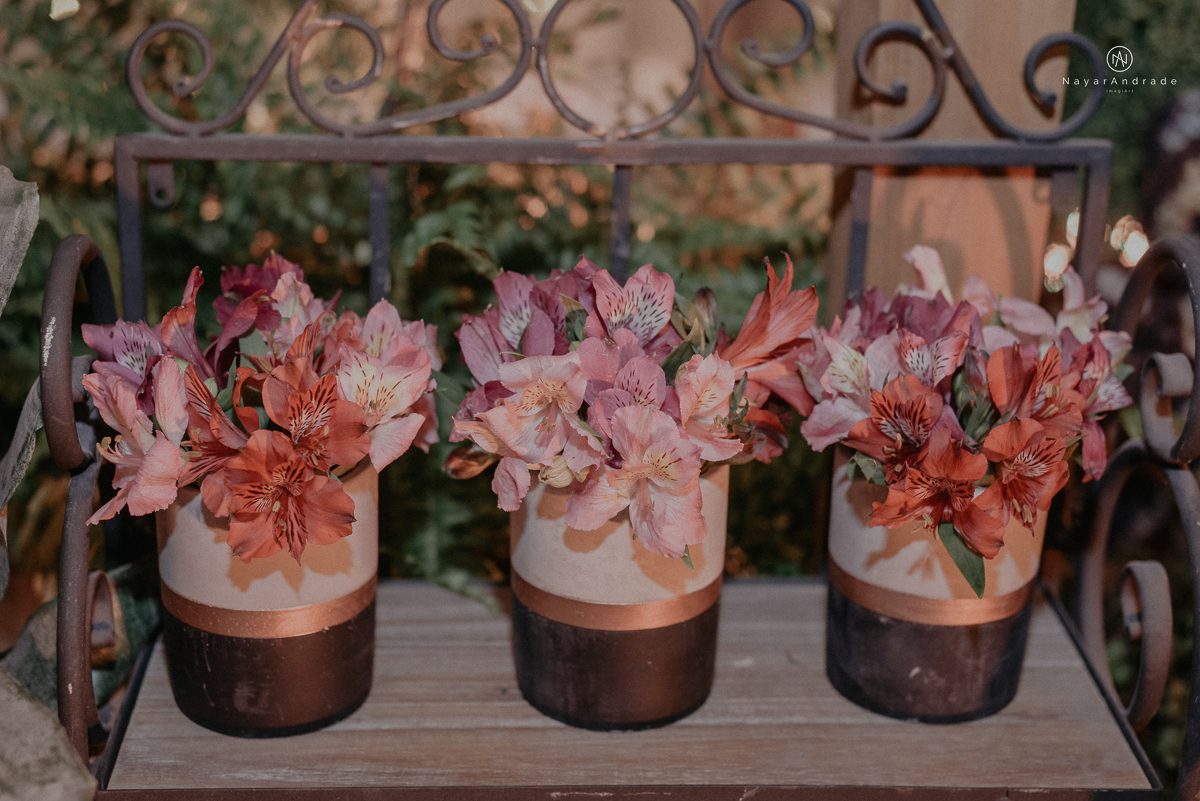 casamento feito na igreja assembleia de Deus e festa no salao, noivo de terno azul noiva de cabelo solto estilo romantica e fotos ao ar livre com por do sol muito amor familia envolvido buffet e decoracao em estilo rustico