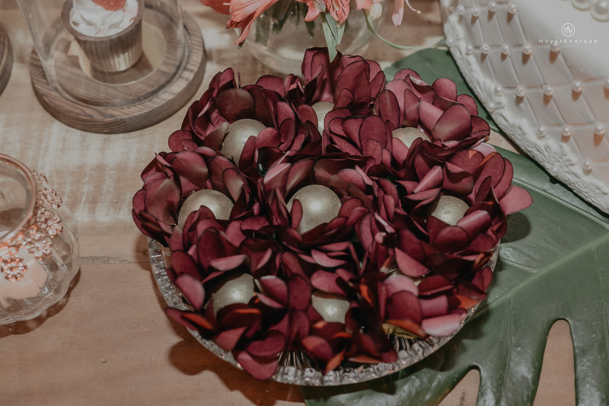 casamento feito na igreja assembleia de Deus e festa no salao, noivo de terno azul noiva de cabelo solto estilo romantica e fotos ao ar livre com por do sol muito amor familia envolvido buffet e decoracao em estilo rustico