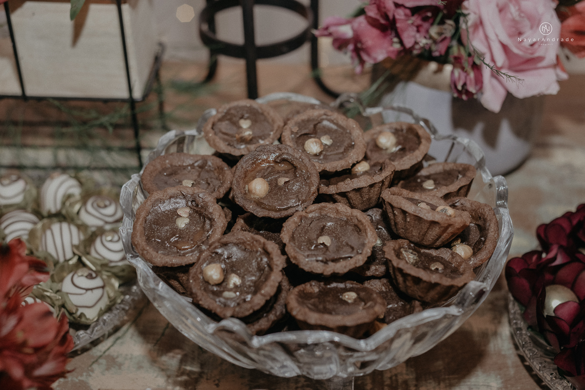 casamento feito na igreja assembleia de Deus e festa no salao, noivo de terno azul noiva de cabelo solto estilo romantica e fotos ao ar livre com por do sol muito amor familia envolvido buffet e decoracao em estilo rustico