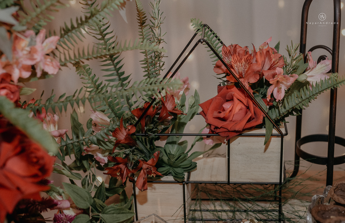 casamento feito na igreja assembleia de Deus e festa no salao, noivo de terno azul noiva de cabelo solto estilo romantica e fotos ao ar livre com por do sol muito amor familia envolvido buffet e decoracao em estilo rustico
