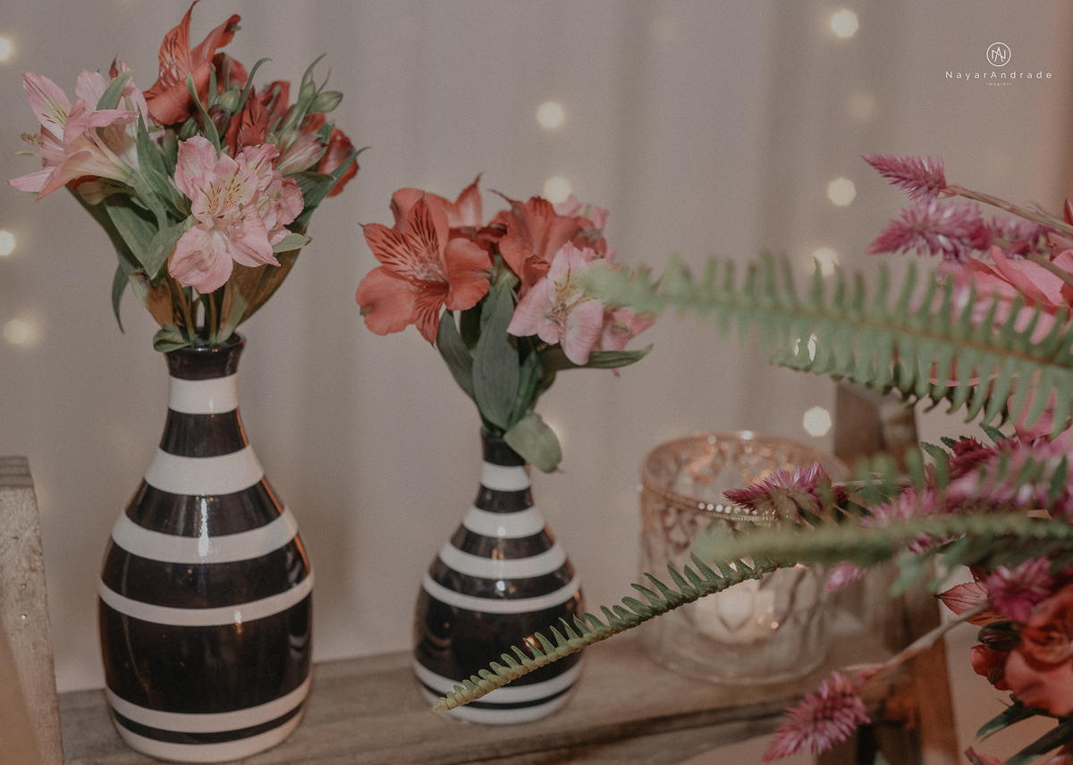 casamento feito na igreja assembleia de Deus e festa no salao, noivo de terno azul noiva de cabelo solto estilo romantica e fotos ao ar livre com por do sol muito amor familia envolvido buffet e decoracao em estilo rustico