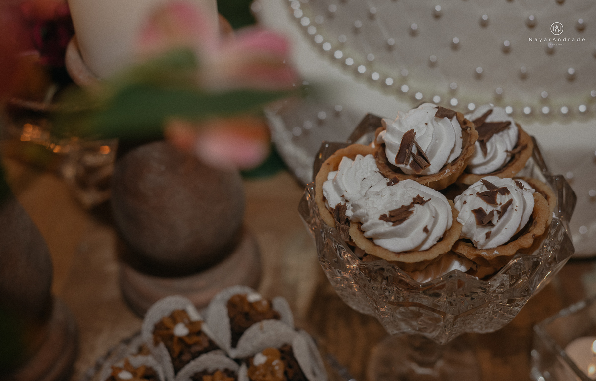 casamento feito na igreja assembleia de Deus e festa no salao, noivo de terno azul noiva de cabelo solto estilo romantica e fotos ao ar livre com por do sol muito amor familia envolvido buffet e decoracao em estilo rustico