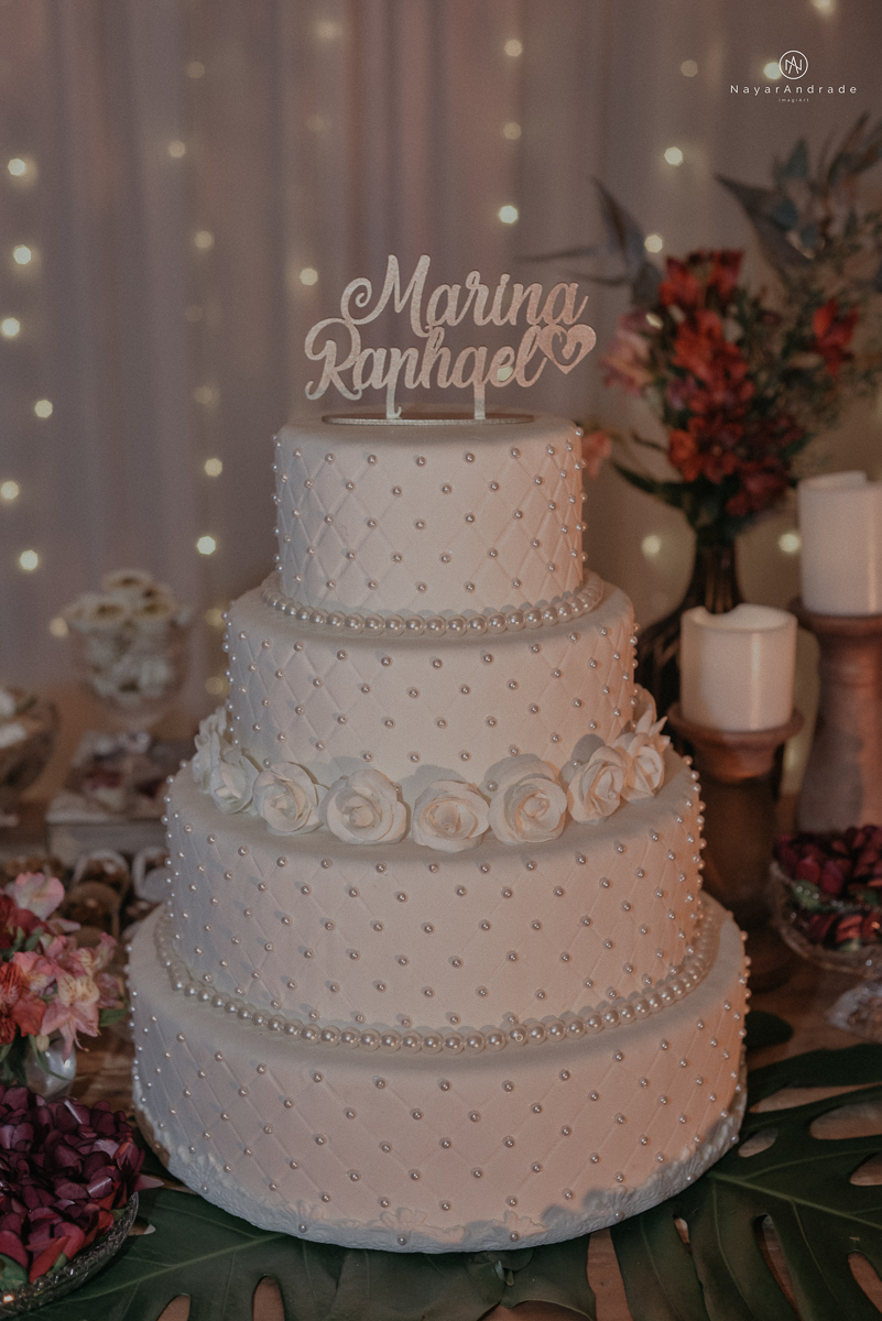 casamento feito na igreja assembleia de Deus e festa no salao, noivo de terno azul noiva de cabelo solto estilo romantica e fotos ao ar livre com por do sol muito amor familia envolvido buffet e decoracao em estilo rustico