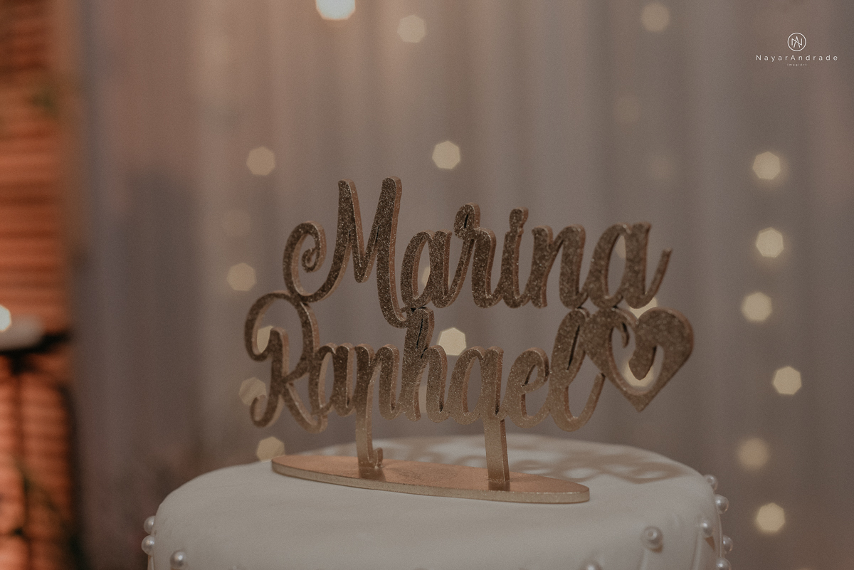 casamento feito na igreja assembleia de Deus e festa no salao, noivo de terno azul noiva de cabelo solto estilo romantica e fotos ao ar livre com por do sol muito amor familia envolvido buffet e decoracao em estilo rustico