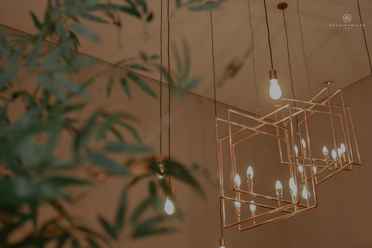 casamento feito na igreja assembleia de Deus e festa no salao, noivo de terno azul noiva de cabelo solto estilo romantica e fotos ao ar livre com por do sol muito amor familia envolvido buffet e decoracao em estilo rustico