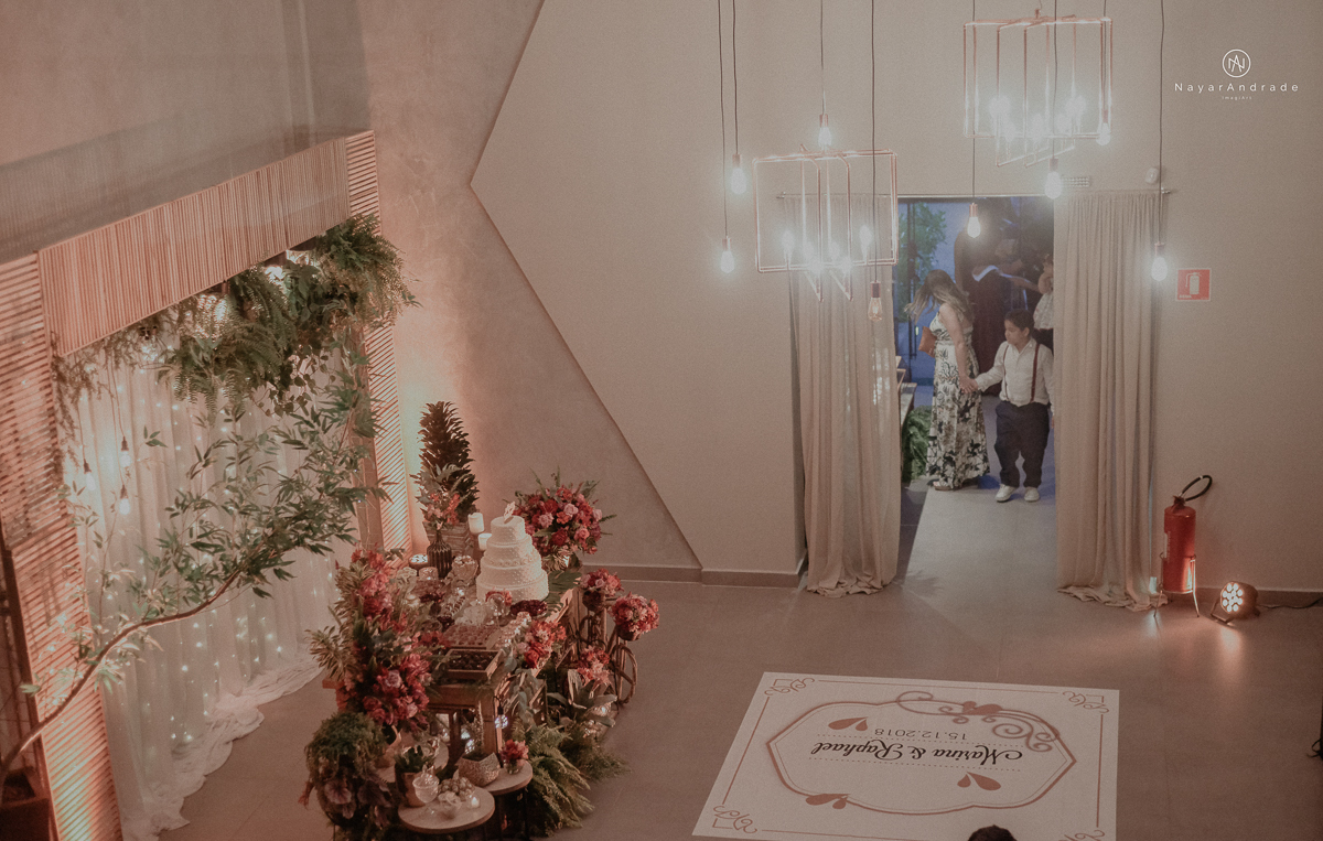 casamento feito na igreja assembleia de Deus e festa no salao, noivo de terno azul noiva de cabelo solto estilo romantica e fotos ao ar livre com por do sol muito amor familia envolvido buffet e decoracao em estilo rustico