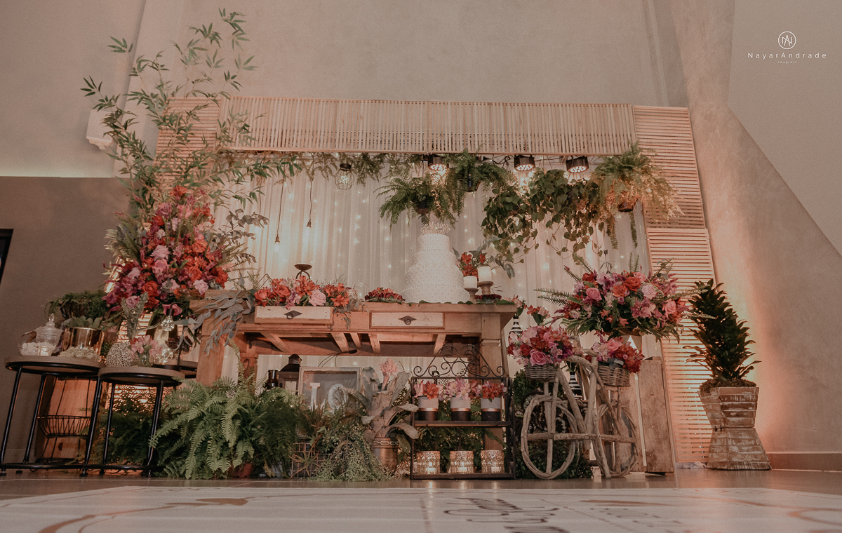casamento feito na igreja assembleia de Deus e festa no salao, noivo de terno azul noiva de cabelo solto estilo romantica e fotos ao ar livre com por do sol muito amor familia envolvido buffet e decoracao em estilo rustico