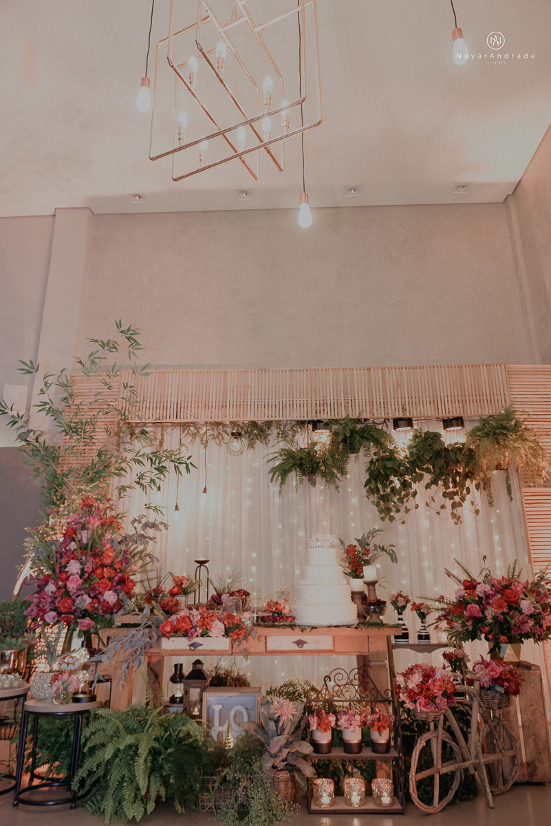 casamento feito na igreja assembleia de Deus e festa no salao, noivo de terno azul noiva de cabelo solto estilo romantica e fotos ao ar livre com por do sol muito amor familia envolvido buffet e decoracao em estilo rustico