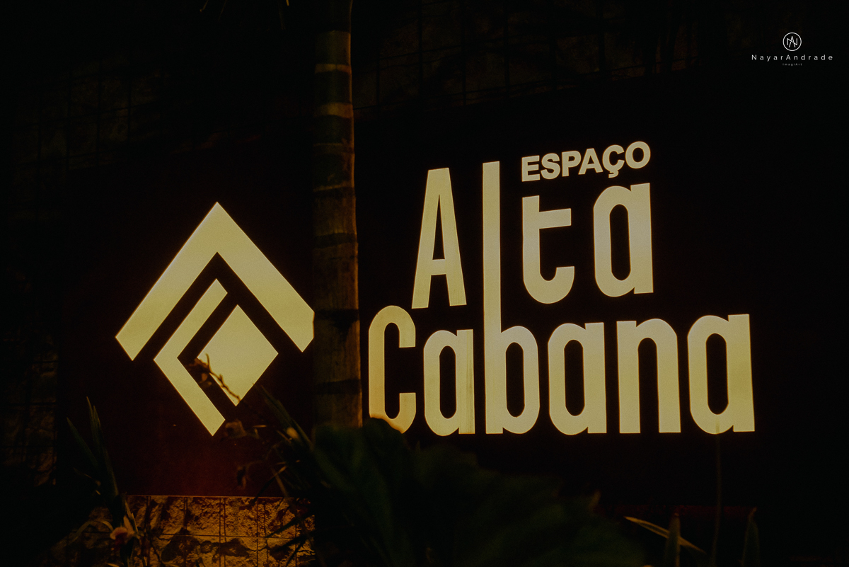 casamento feito na igreja assembleia de Deus e festa no salao, noivo de terno azul noiva de cabelo solto estilo romantica e fotos ao ar livre com por do sol muito amor familia envolvido buffet e decoracao em estilo rusticocasamento feito na igreja assembl