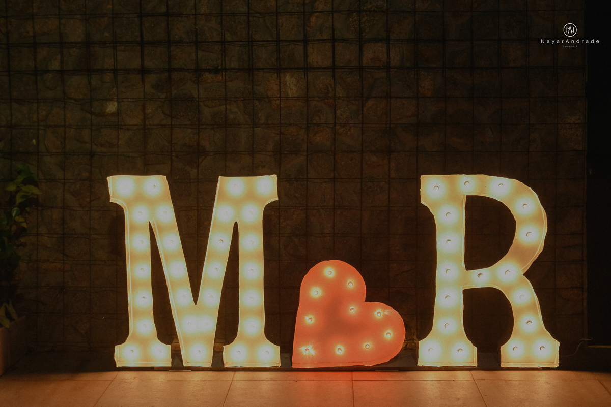 casamento feito na igreja assembleia de Deus e festa no salao, noivo de terno azul noiva de cabelo solto estilo romantica e fotos ao ar livre com por do sol muito amor familia envolvido buffet e decoracao em estilo rustico