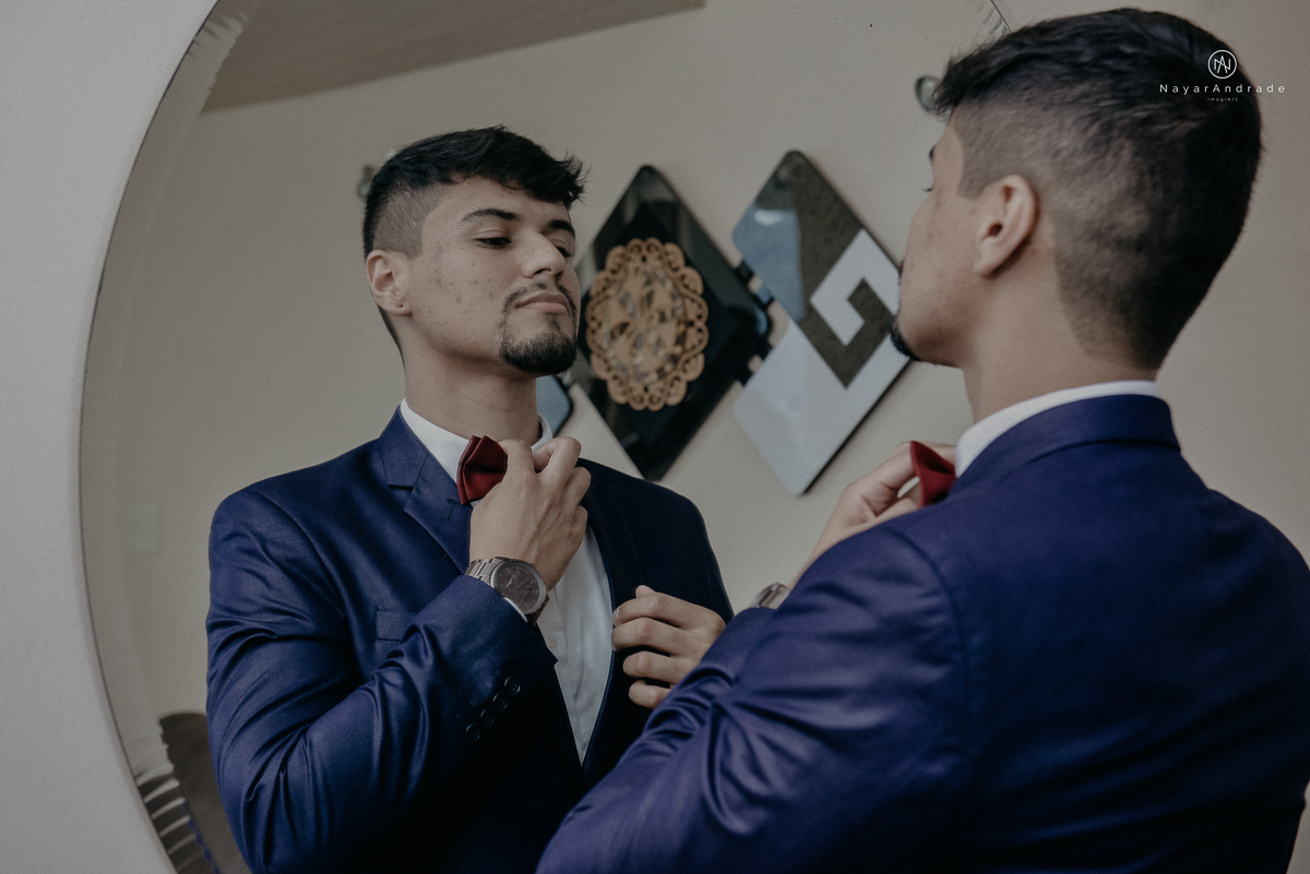 casamento feito na igreja assembleia de Deus e festa no salao, noivo de terno azul noiva de cabelo solto estilo romantica e fotos ao ar livre com por do sol muito amor familia envolvido buffet e decoracao em estilo rustico
