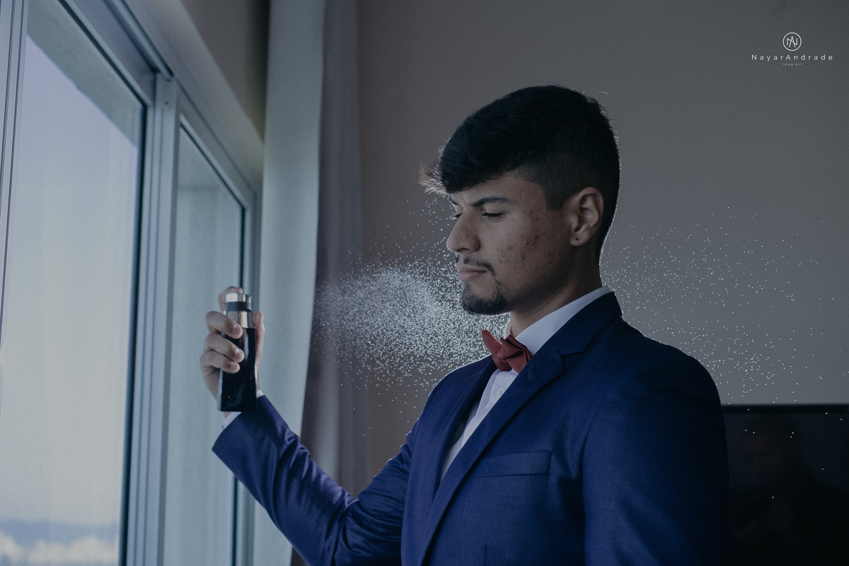 casamento feito na igreja assembleia de Deus e festa no salao, noivo de terno azul noiva de cabelo solto estilo romantica e fotos ao ar livre com por do sol muito amor familia envolvido buffet e decoracao em estilo rustico