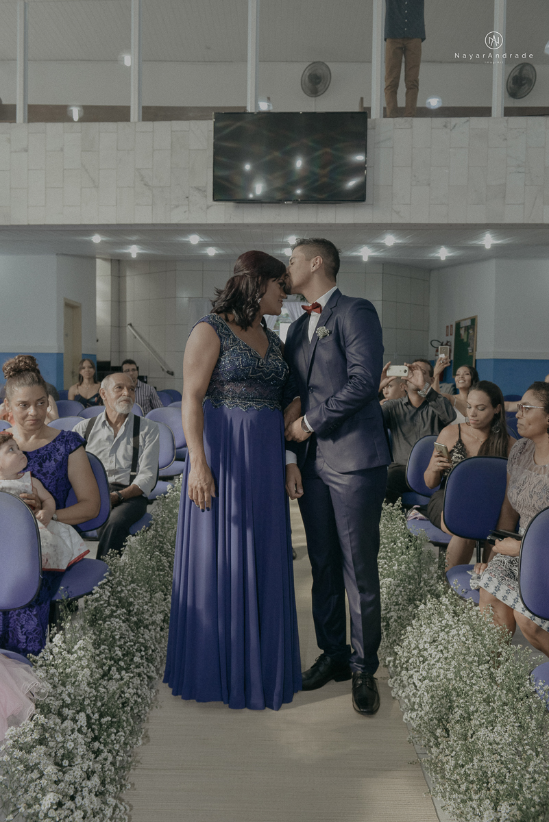 casamento feito na igreja assembleia de Deus e festa no salao, noivo de terno azul noiva de cabelo solto estilo romantica e fotos ao ar livre com por do sol muito amor familia envolvido buffet e decoracao em estilo rustico