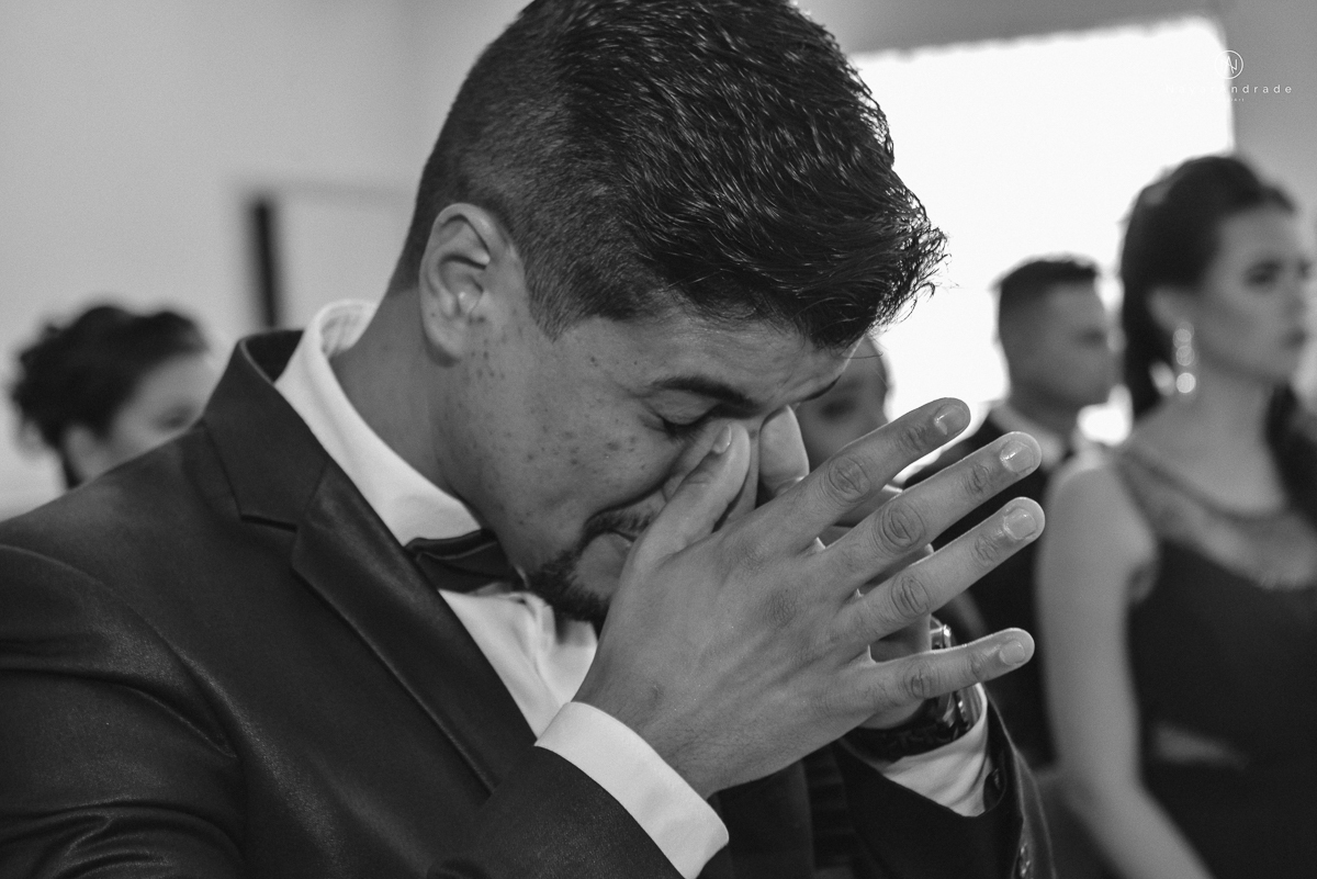 casamento feito na igreja assembleia de Deus e festa no salao, noivo de terno azul noiva de cabelo solto estilo romantica e fotos ao ar livre com por do sol muito amor familia envolvido buffet e decoracao em estilo rustico