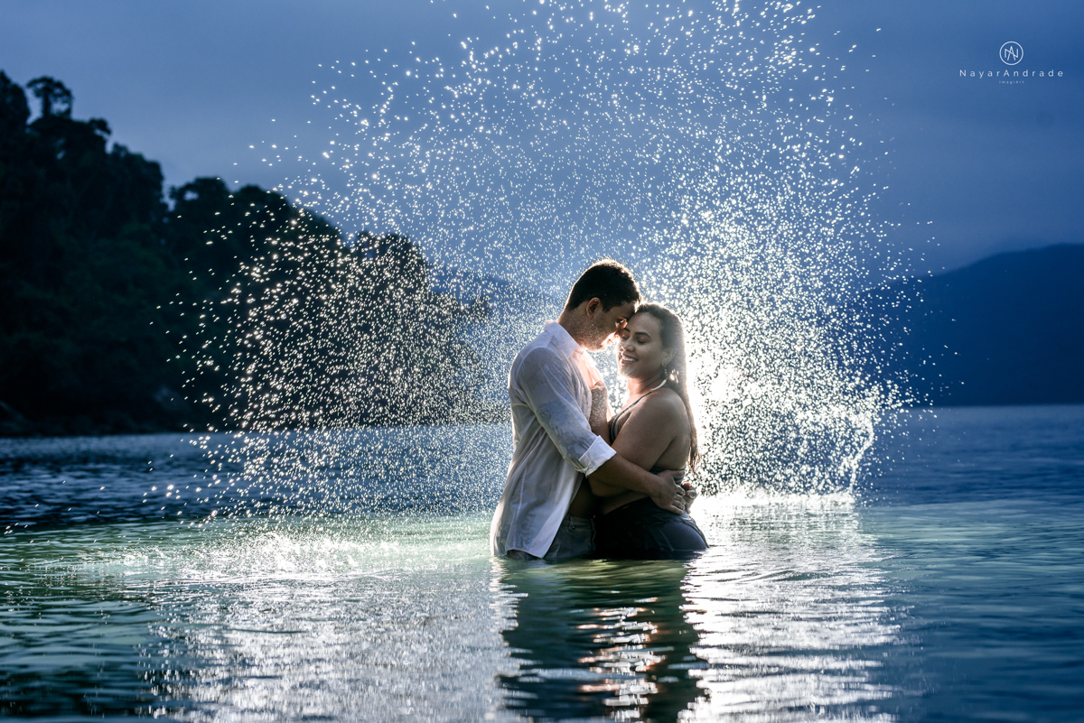 ensaio pre casamento na praia de ubatuba em sao paulo casal de blusa branca com fotos nas pedras e na agua cristalinaensaio pre casamento na praia de ubatuba em sao paulo casal de blusa branca com fotos nas pedras e na agua cristalina