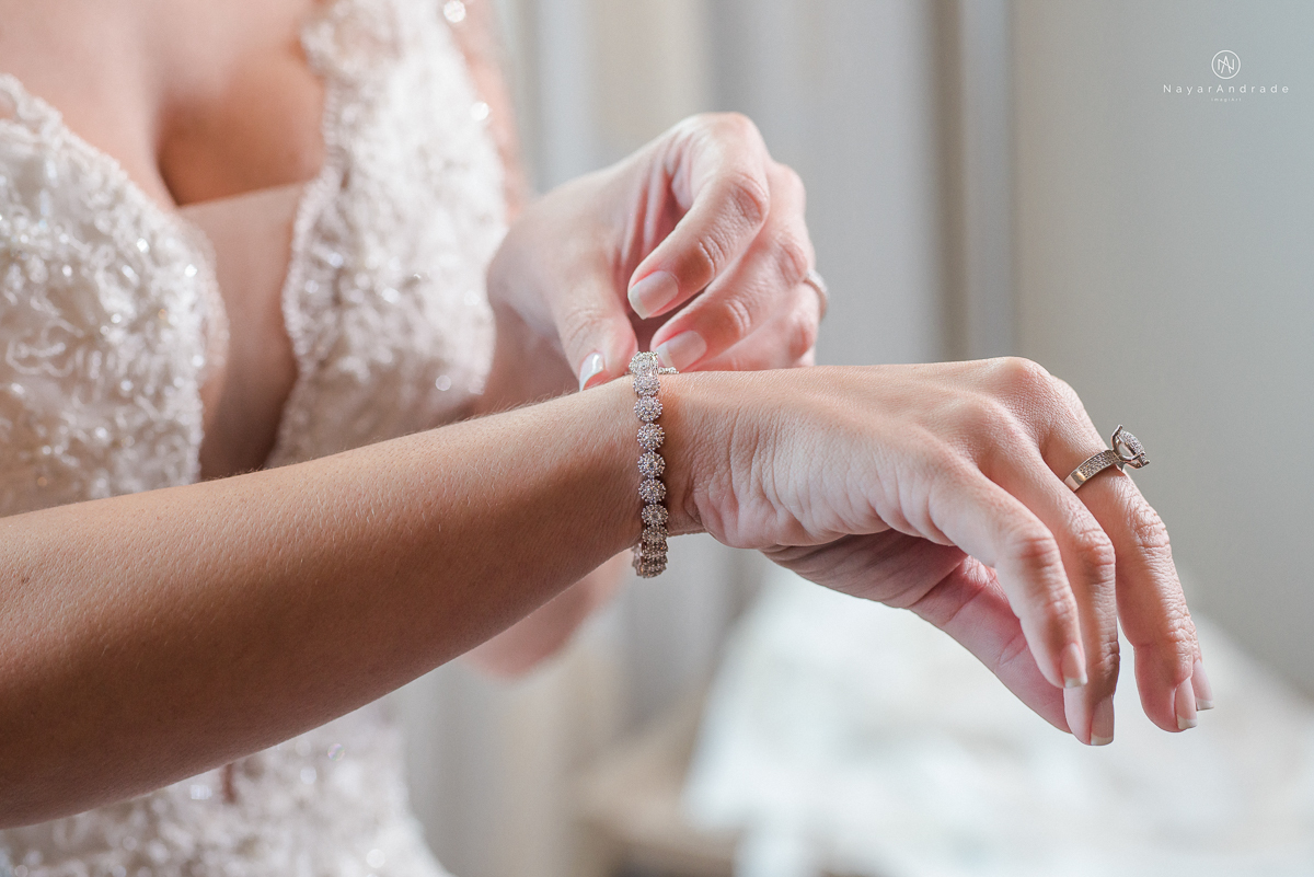 Making of de noiva feita por mariana assiss lounge mariana assis em cubatao casamento catolico em santos na igreja santo antonio do valongo cerimonia classica noiva com matilha de quarto metros 