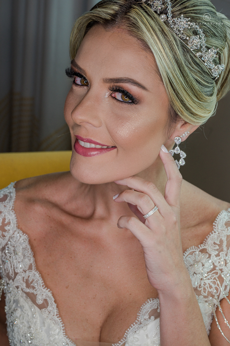 Making of de noiva feita por mariana assiss lounge mariana assis em cubatao casamento catolico em santos na igreja santo antonio do valongo cerimonia classica noiva com matilha de quarto metros 