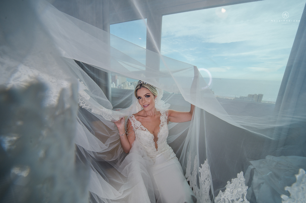 Making of de noiva feita por mariana assiss lounge mariana assis em cubatao casamento catolico em santos na igreja santo antonio do valongo cerimonia classica noiva com matilha de quarto metros 