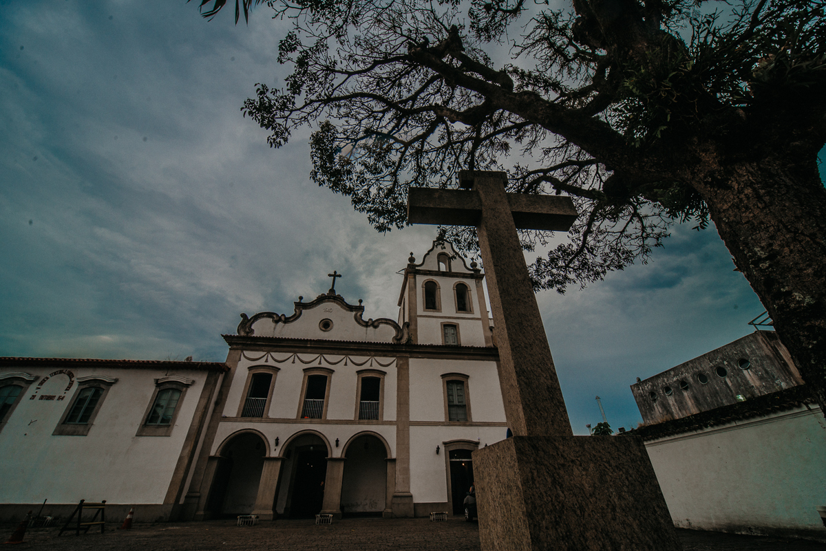 casamento catolico em santos na igreja santo antonio do valongo cerimonia classica noiva com matilha de quarto metros 