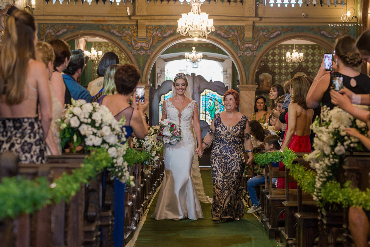 casamento catolico em santos na igreja santo antonio do valongo cerimonia classica noiva com matilha de quarto metros 