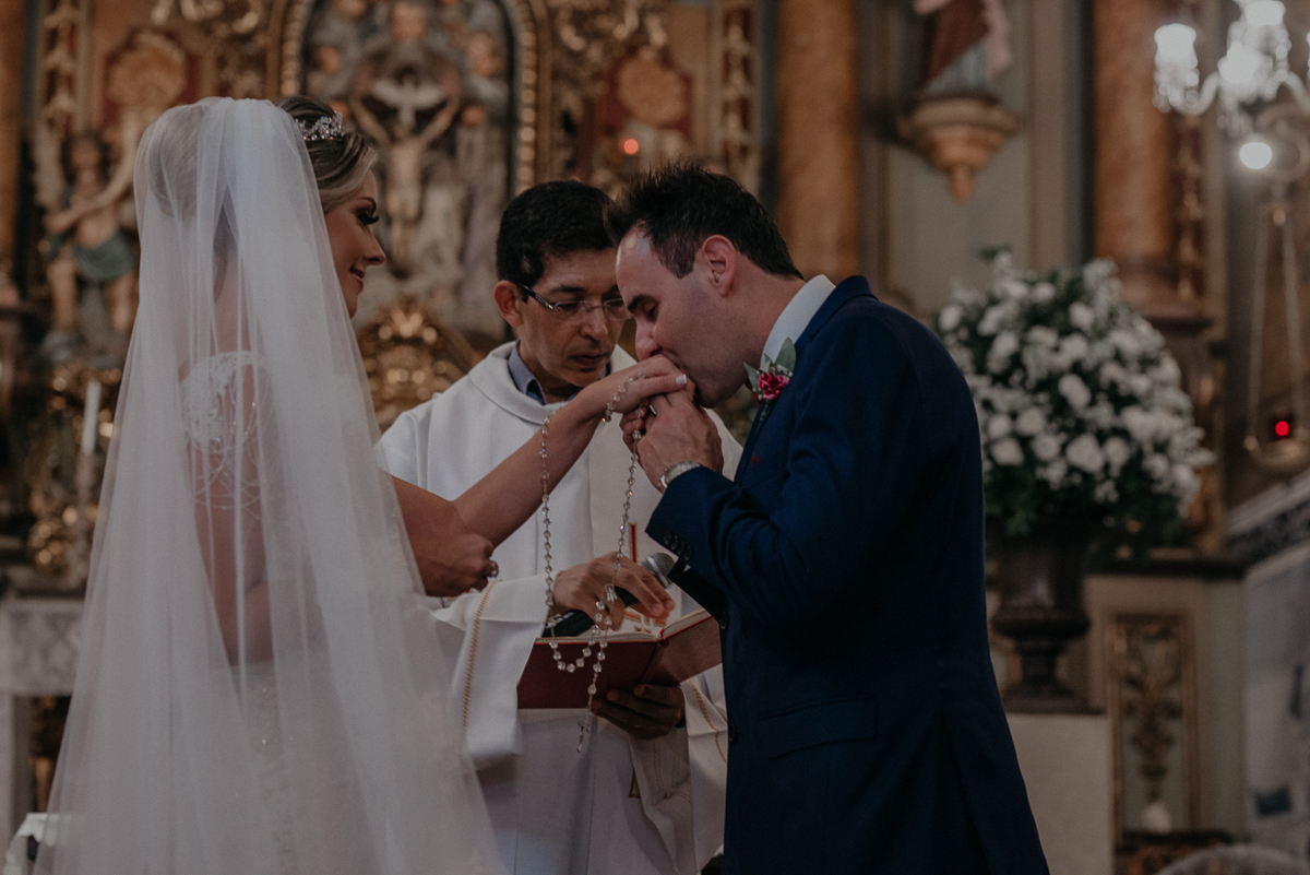 casamento catolico em santos na igreja santo antonio do valongo cerimonia classica noiva com matilha de quarto metros 