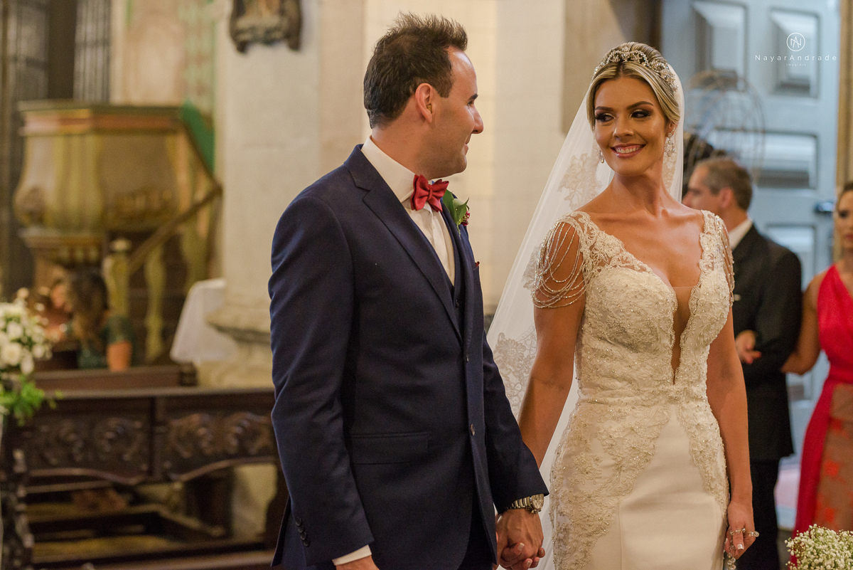 casamento catolico em santos na igreja santo antonio do valongo cerimonia classica noiva com matilha de quarto metros 