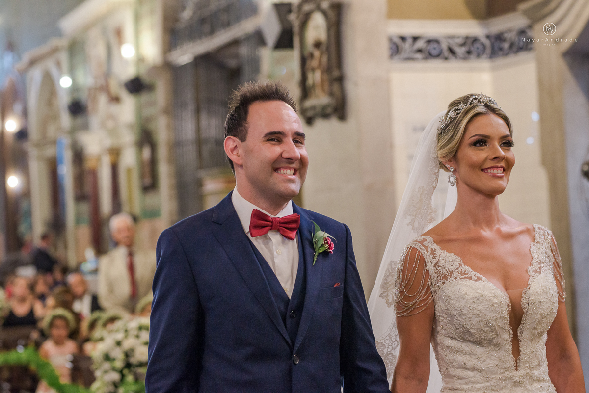 casamento catolico em santos na igreja santo antonio do valongo cerimonia classica noiva com matilha de quarto metros 