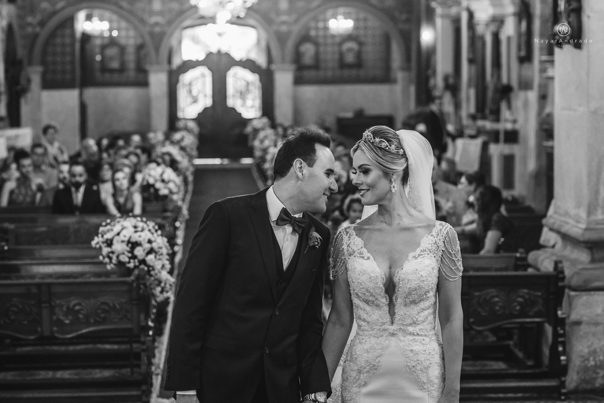 casamento catolico em santos na igreja santo antonio do valongo cerimonia classica noiva com matilha de quarto metros 